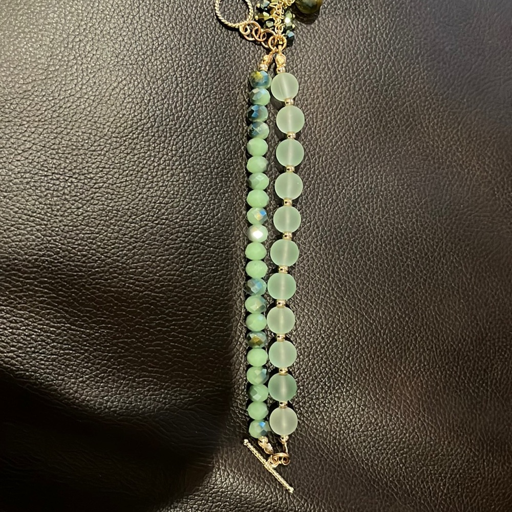 Beautiful aventurine bracelet with crystals & toggle closure.